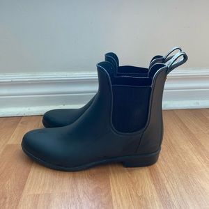 Women’s rubber rain boots